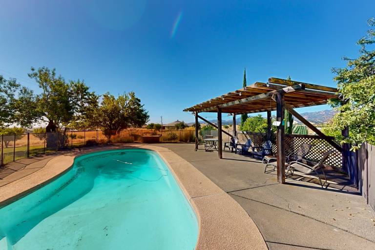 4BR Sierras View Home w Pool & A C Dogs OK