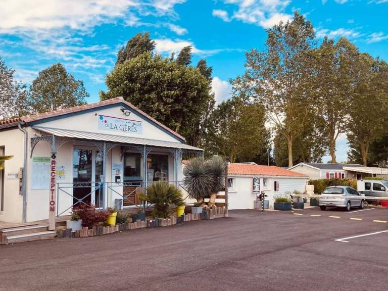Charming mobile home with heated pool | Pet-friendly — photo 3