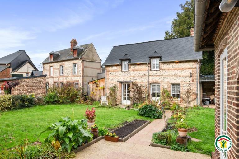 Gite with patio, yard & barbecue in Rouen