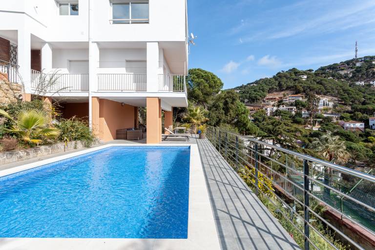 Fully equipped spacious villa with private pool, patio & garden | Sea view | Dogs allowed in Lloret de Mar