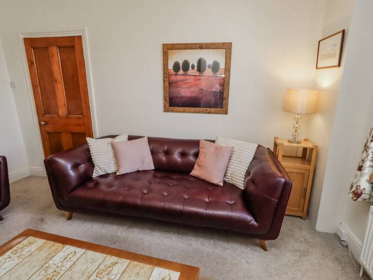Cottage with garden — photo 4