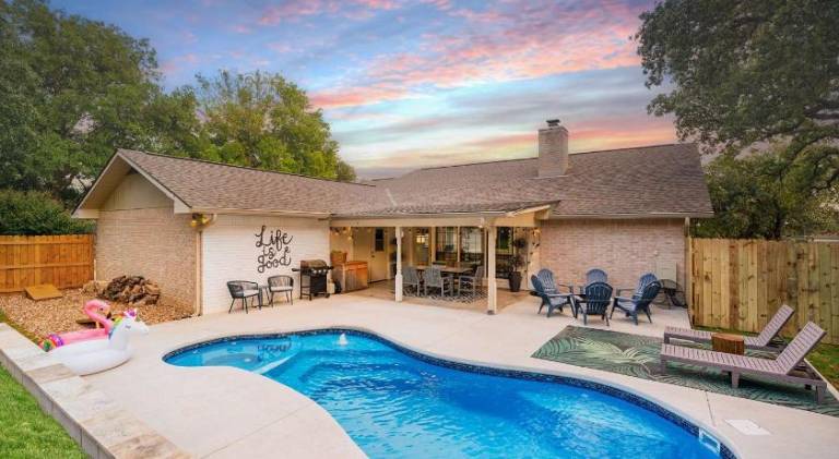 House with pool in Fredericksburg, TX