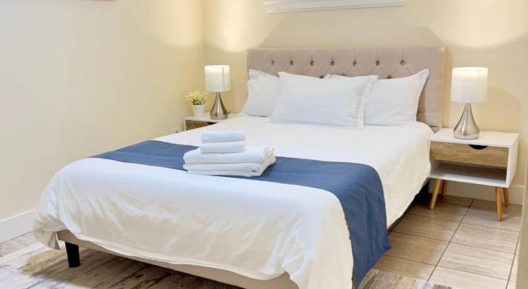 Near Skytrain Metrotown Private Entry 3min walk to grocery food