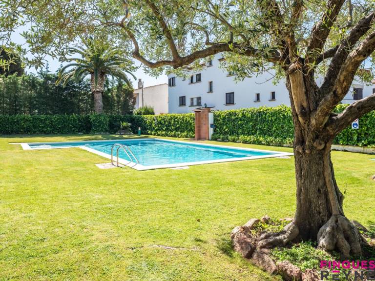 Ground floor apartment with garden and pool access, near Sant Pol beach — photo 3