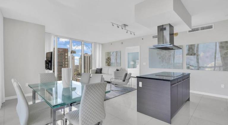 Holiday apartment with hot tub, sauna & pool | Near Bayfront Park — photo 4