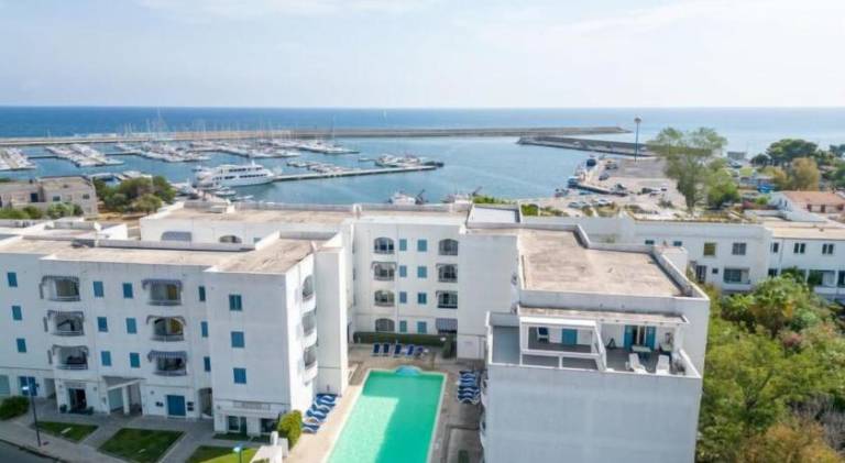 Serviced apartment with pool & patio | Next to the beach | Dogs allowed — photo 2