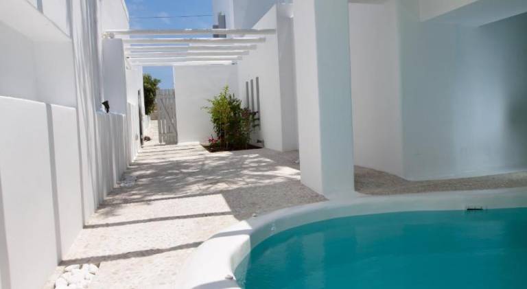 Serviced apartment with patio, yard & pool | Beach nearby | Pets are welcome — photo 5