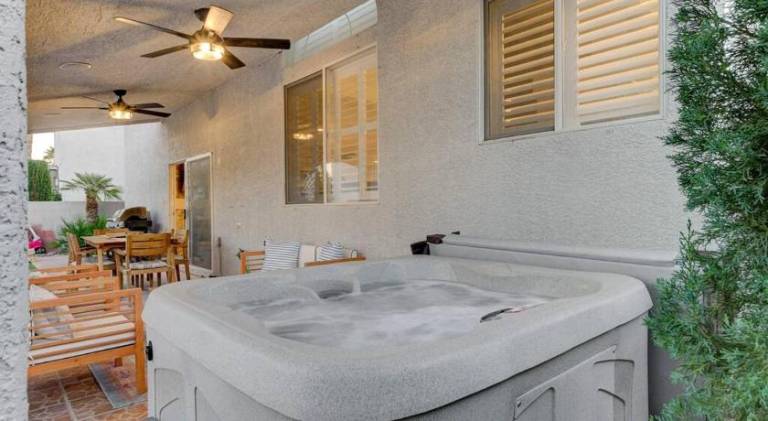 Vacation home with pool & jacuzzi — photo 5