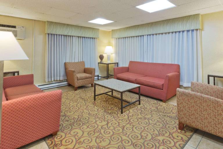 Days Inn Wyndham Rockford I-90 Casino District — photo 2