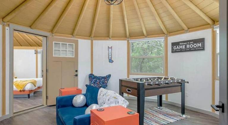 Vacation home with jacuzzi | Pets are welcome — photo 4