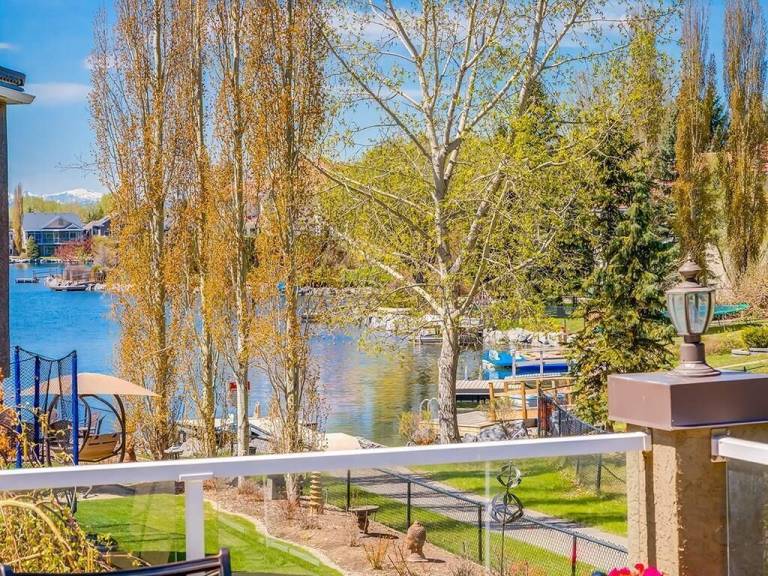 Villa  McKenzie Lake