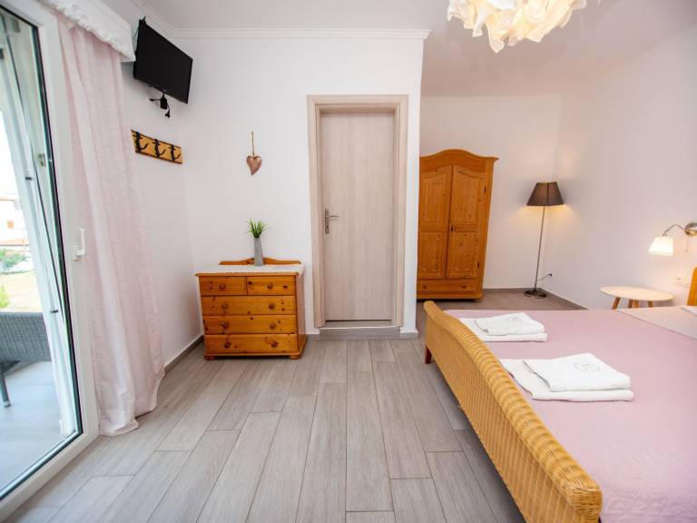 Holiday apartment with terrace & yard — photo 4