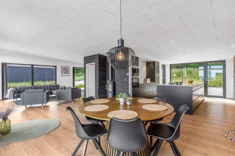 Family-oriented vacation home with grill & patio | Sea view | Dogs allowed — photo 4