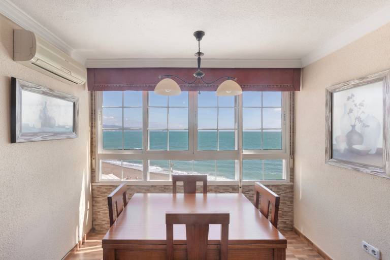 Beachfront Apartment with Sea Views, Wi-Fi, and Air Conditioning — photo 2