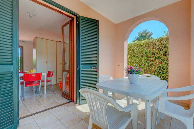 Holiday apartment with patio — photo 4