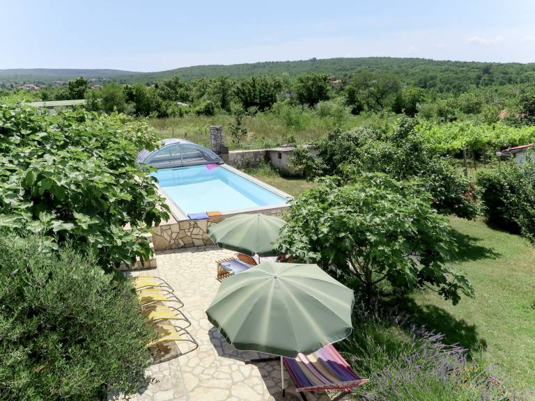 Holiday apartment with garden, private pool & patio — photo 3