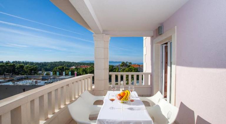 Big holiday apartment with BBQ, private pool & patio | Dogs allowed — photo 4