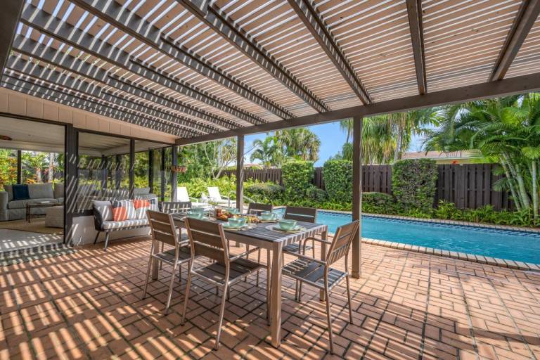 House with patio, yard & private pool — photo 4