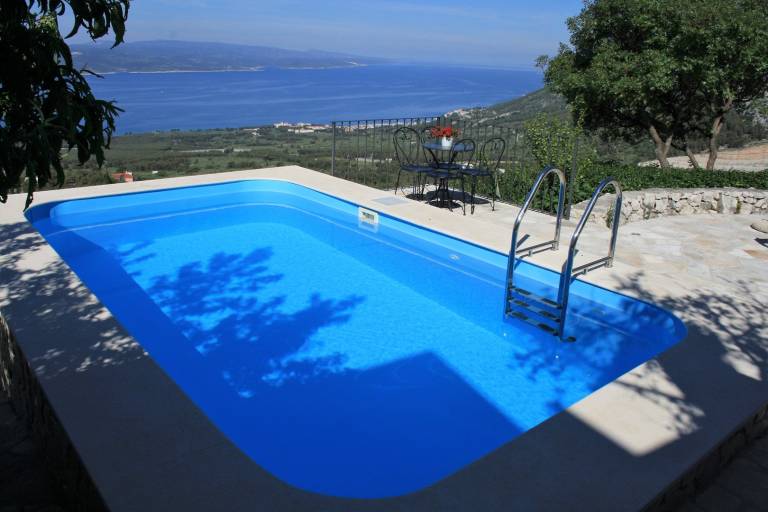 Villa with patio, yard & private pool | Beach view — photo 2