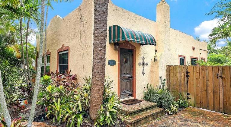 Vacation home with pool in West Palm Beach, FL