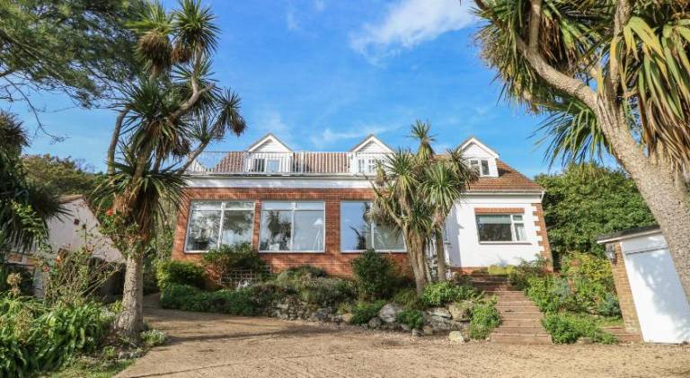 House with 6 rooms for 16 persons in Ventnor
