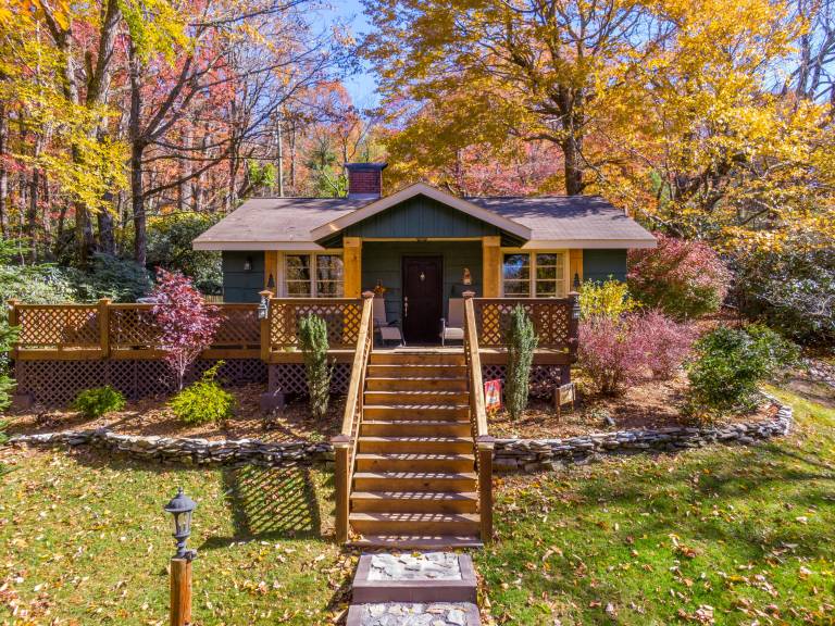 Bear Bungalow - 1 mile from Main Street Blowing Rock! Hot Tub - Pet Friendly - Fenced In Yard — photo 2