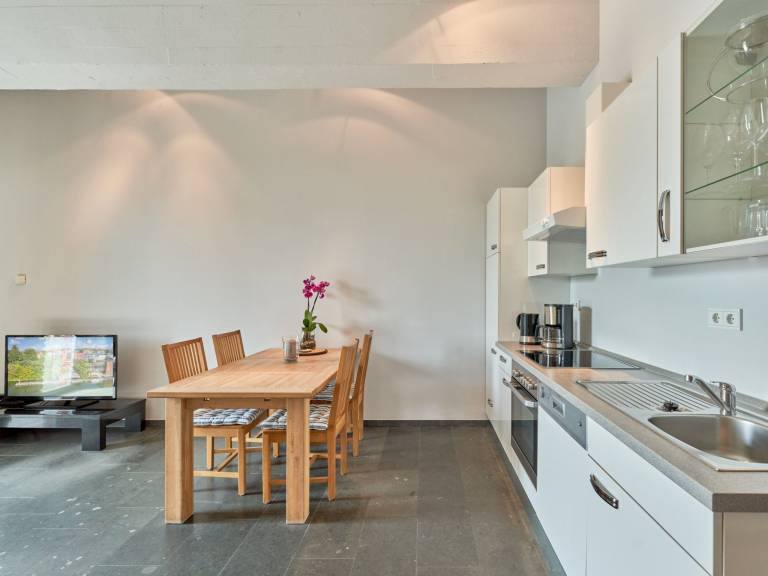 Rental apartment with patio, yard & grill — photo 5