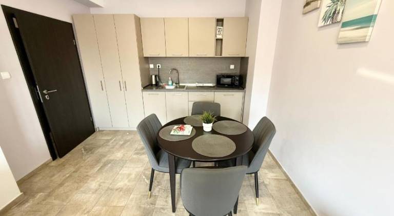Serviced apartment with patio — photo 2