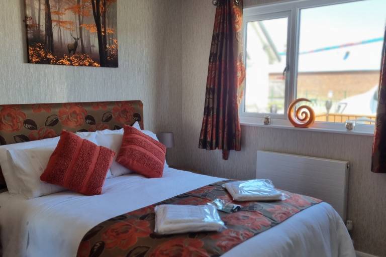 Captivatingly Stunning 2-Bed Chalet in Bridlington — photo 2