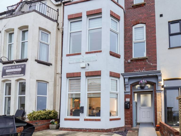 Family-friendly cottage | Beach view | Pets allowed in Bridlington