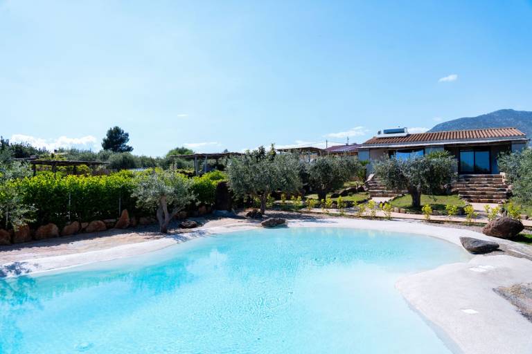 Rental apartment with grill, patio & yard in Teo