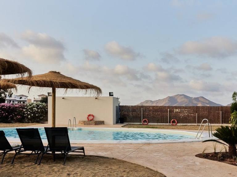 Mobile home with pool — photo 2