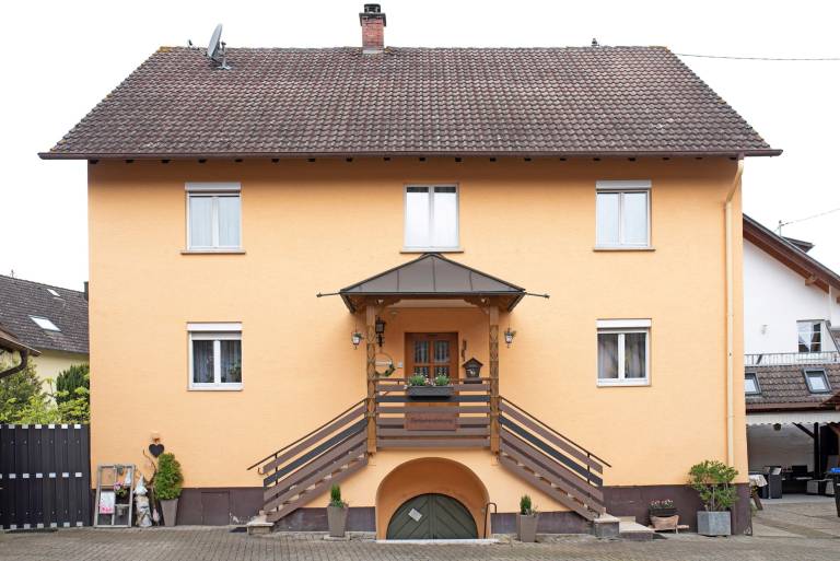 Apartment with patio, yard & barbecue | Garden view in Muellheim
