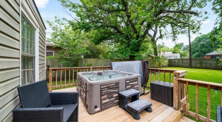 Next to Expo, 5 beds, Hot-tub, corn hole, pets! — photo 4