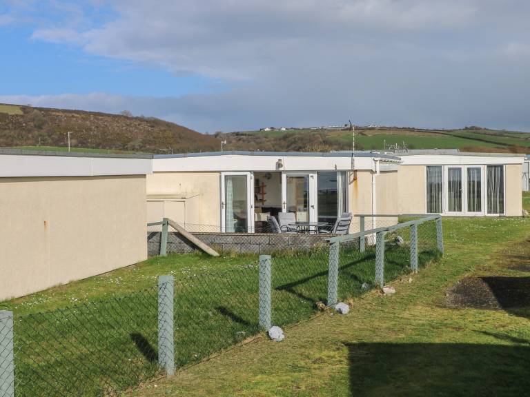 Cottage with garden & pool | Beach view — photo 2
