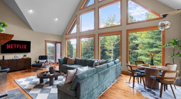 Luxury Chalet, Firepit, Sauna, Pet Friendly, 5 mins to Windham Mtn resort in Windham, NY