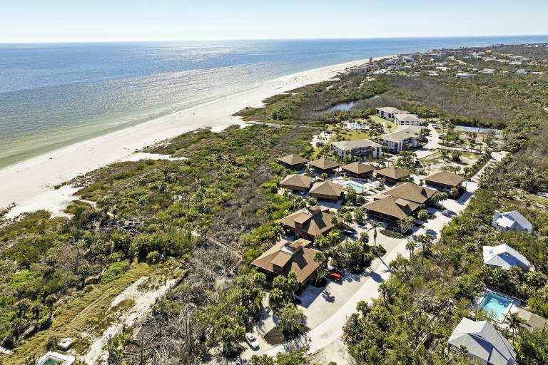 3BR Retreat with Wrap-Around Lanai and Private Beach - Pet Friendly - Signal Inn 15 in Sanibel, FL