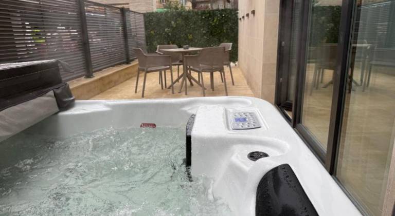 Pleasant serviced apartment with hot tub, private pool & garden | Close to National Museum of Transylvanian History | Pet-friendly — photo 5