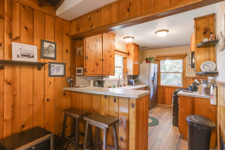 Crestline Cabin: Close to Lake Arrowhead & Skiing — photo 2