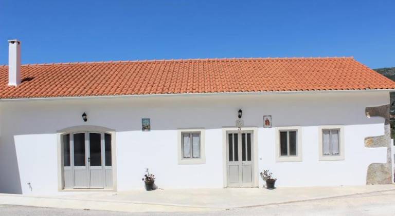 Wonderful vacation home with grill, terrace & garden | Pet-friendly in Leiria