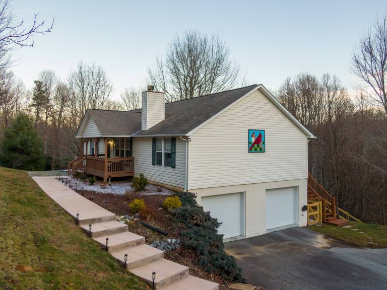 Children-friendly charming vacation home with hot tub & grill | Mountain view | Pet-friendly in Boone, NC