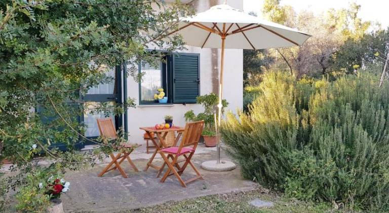Apartment with terrace, yard & grill in Teo
