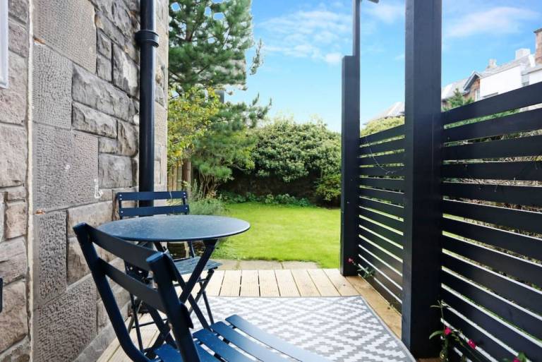 Holiday apartment with yard — photo 3