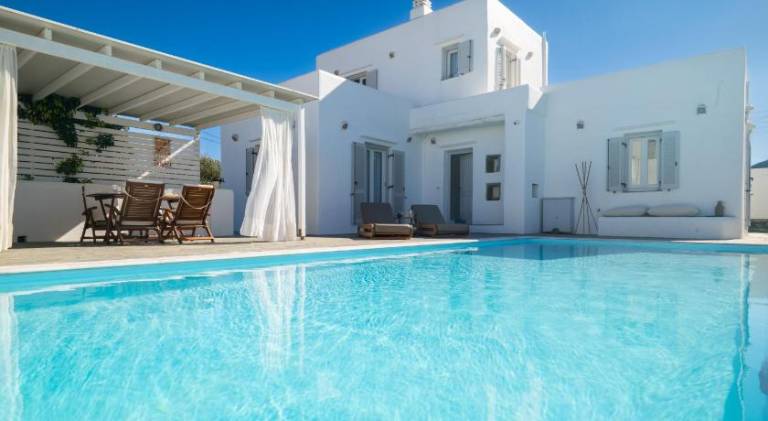 Villa with private pool, yard & patio in Sifnos