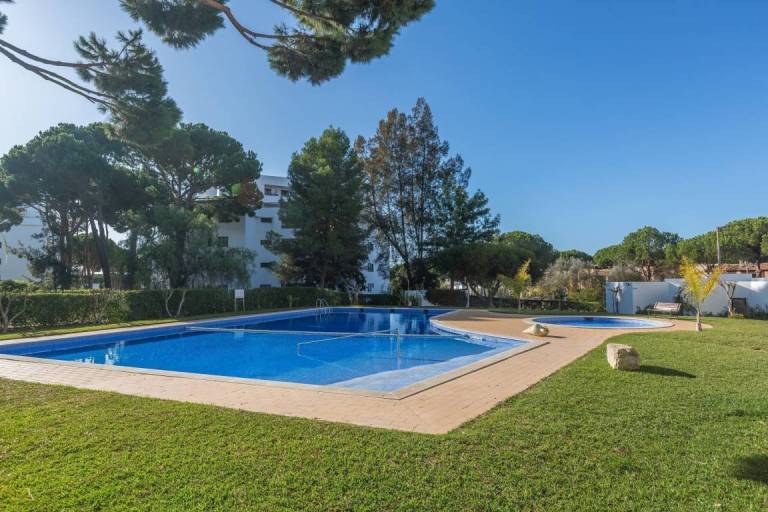 Cozy Apartment with Balcony, Sea Views, Pool & Airco! — photo 5