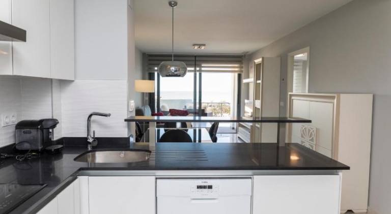 Pleasant apartment with pool, patio & hot tub | Close to the beach | Pets allowed — photo 4
