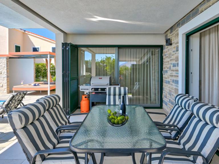Villa with patio & grill — photo 5