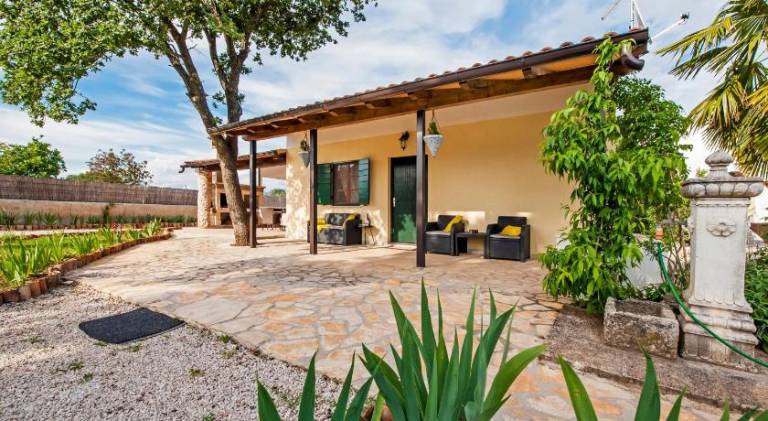 Charming villa with jacuzzi, yard & barbeque | Good for workation | Dogs allowed — photo 4