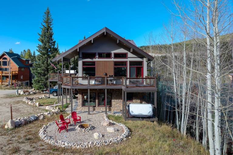 Condo with hot tub | Close to the ski | Pets are welcome in Winter Park, CO