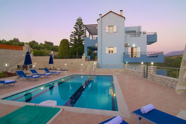 Villa with yard, barbecue & private pool — photo 3